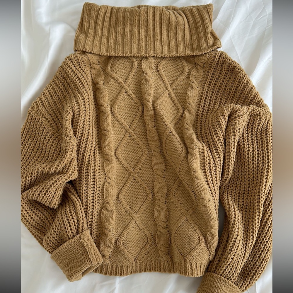 Super cute, yellow turtleneck